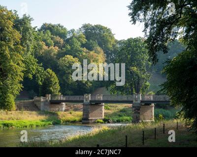 Muskauer Park, pont anglais sur la Neisse, site classé au patrimoine mondial de l'UNESCO, Bad Muskau, haute-Lusatia, Saxe, Allemagne Banque D'Images