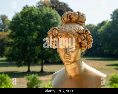 Nouveau Palais, buste doré de Henriette Sontag, Parc Muskauer, site du patrimoine mondial de l'UNESCO, Bad Muskau, haute Lusatia, Saxe, Allemagne Banque D'Images