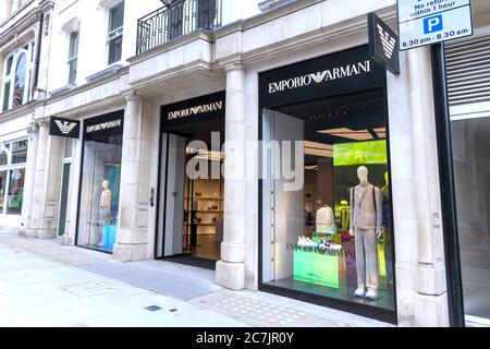 Londres, Royaume-Uni. 16 juillet 2020. Boutique de la prestigieuse rue New Bond du magasin Emporio Armani. Crédit : SOPA Images Limited/Alamy Live News Banque D'Images