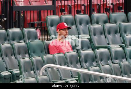 St. Louis, États-Unis. 17 juillet 2020. Le pichet des Cardinals de Saint-Louis Adam Wainwright regarde un match inter-escouade depuis les stands du stade Busch à Saint-Louis le vendredi 17 juillet 2020. Photo de Bill Greenblatt/UPI crédit: UPI/Alay Live News Banque D'Images