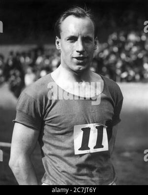 Eric Liddell (1902-1945), médaillé d'or olympique britannique et missionnaire chrétien en Chine. Photographié aux Jeux Olympiques de 1924 à Paris, Liddell, un chrétien dévot, a refusé de courir dans sa course préférée de 100 mètres parce que l'événement devait avoir lieu dimanche. Au lieu de cela, il a couru dans la course de 400 mètres en semaine et a gagné. Liddell est présenté dans le film primé aux Oscars, Chariots of Fire. Banque D'Images