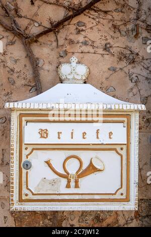 Boîte aux lettres sur une façade de maison dans la vieille ville de Valldemossa, île de Majorque, Banque D'Images