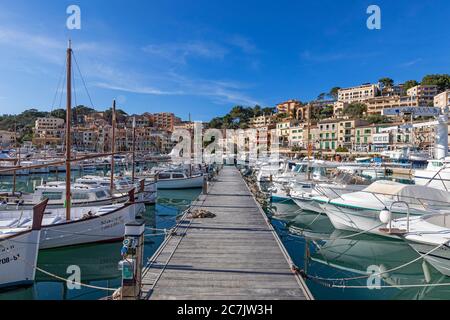 Jetée, bateaux de pêche dans le port de Port de Sóller, île de Majorque, Banque D'Images