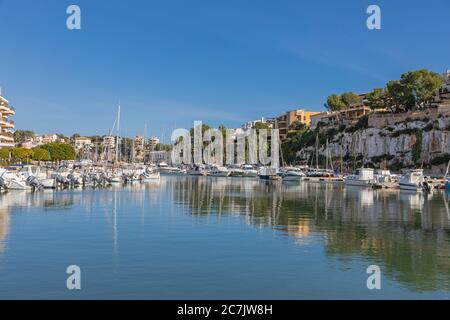 Bateaux à voile dans le port de Porto Cristo, île de Majorque, Banque D'Images