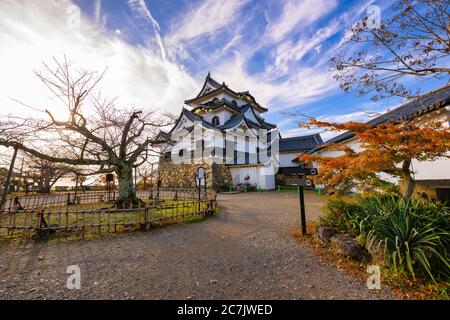 Magnifique ciel au château de Hikone, le château de Hikone est l'un des 12 châteaux originaux au Japon - Préfecture de Shiga. Banque D'Images