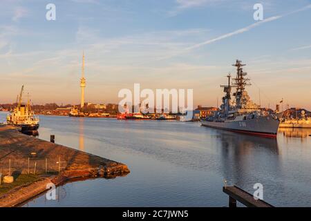 Ambiance nocturne, vue du pont Kaiser Wilhelm sur le port de correspondance, tour d'antenne, missile guidé destroyer Mölders, Deutsches Marinemuseum, Wilhelmshaven, Basse-Saxe, Banque D'Images