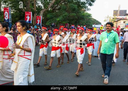 Habillés de couleurs vives sur santa fait flashmob de Buon Natale christmas fest 2017 thrissur thrissur, Kerala, Inde,une célébration de Noël unique lor Banque D'Images