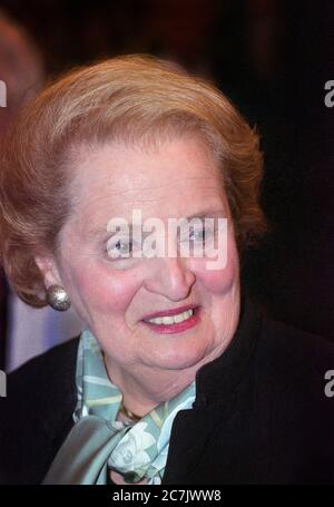 Madeleine Albright, ancienne secrétaire d'État américaine, avant de prendre la parole à Santa Clara, en Californie, en 2004. Banque D'Images