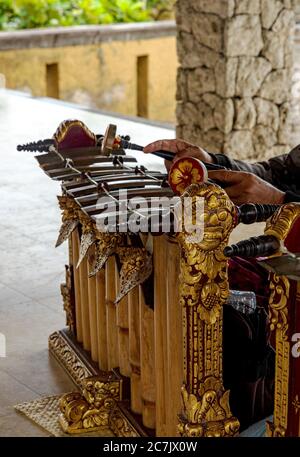 KUTA, INDONÉSIE - 04 janvier 2020 : l'instrument de musique gamelan entouré de bâtiments exposés au soleil à Bali en Indonésie Banque D'Images