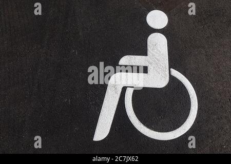 Marquage au sol, place de stationnement pour personnes handicapées, pictogramme d'un utilisateur en fauteuil roulant, sur la plage sud de Wilhelmshaven, Basse-Saxe, Banque D'Images