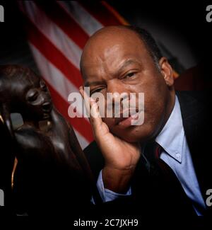 Le congressiste John Lewis (D) Georgia, est décédé à la suite d'un cancer du pancréas à l'âge de 80 ans, Lewis, une icône des droits civils a été appelée « la conscience du Congrès ». John Robert Lewis (21 février 1940 – 17 juillet 2020) était un politicien américain et un dirigeant des droits civils. Il a été le représentant américain pour le 5e district du Congrès de la Géorgie de 1987 jusqu'à sa mort en 2020. Il était doyen de la délégation du Congrès de Géorgie. Le district qu'il a servi comprend les trois quarts nord d'Atlanta. Il était membre du Parti démocratique. Banque D'Images