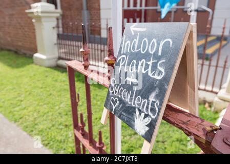 Un petit panneau de craie vendant des plantes et des succulents se trouve sur une porte en fer forgé historique dans la ville de Mudgee, en Australie, en Nouvelle-Galles du Sud Banque D'Images