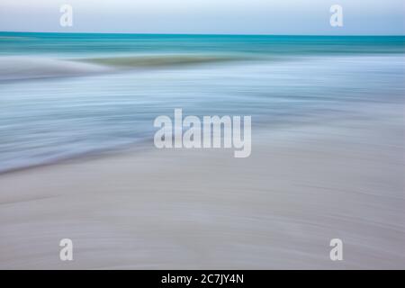 A marée basse, vous pouvez voir les ondulations qui sont créées sur le sable sur la plage de Paje, Zanzibar, Banque D'Images