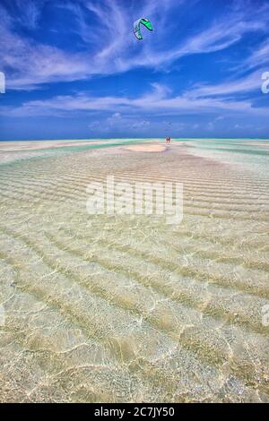 Mère et fille bains de soleil à marée basse sur la plage de Paje, Zanzibar, Banque D'Images