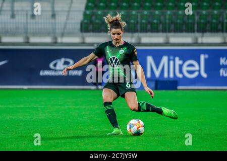 Wolfsburg, Allemagne, 16 octobre 2019 : une footballeur féminin, Dominique Janssen, en action lors du match de la Ligue des champions de l'UEFA contre le FC Twente Banque D'Images