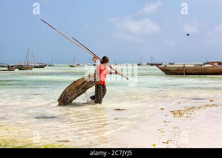 Les pêcheurs de la mer de Nungwi, Zanzibar, Tanzanie, Afrique de l'est Banque D'Images