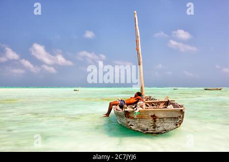 Les pêcheurs de la mer de Nungwi, Zanzibar, Tanzanie, Afrique de l'est Banque D'Images