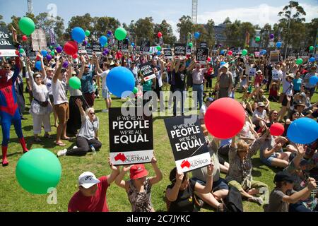 Les gens qui marchent ensemble à Sydney tiennent leurs signes «si nous sommes tous des gens, nous sommes tous égaux». Banque D'Images