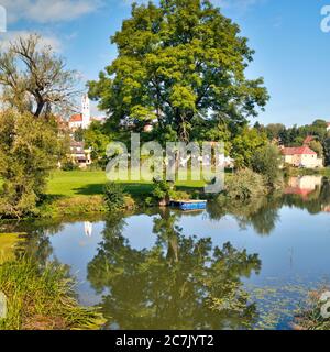 Vue depuis l'ancien pont en pierre, la rivière Wörnitz, la vieille ville, Harburg, Swabia, Bavière, Allemagne Banque D'Images