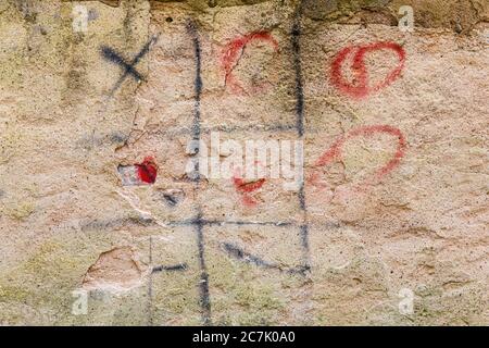 Façade de maison, TIC-tac-toe Banque D'Images