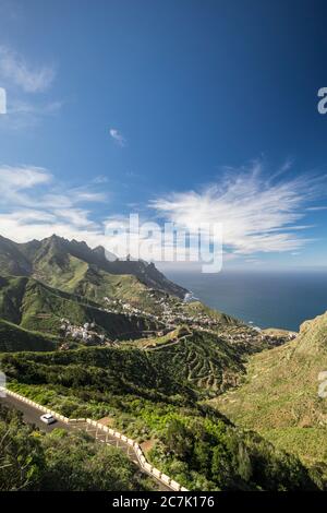 Montagnes de l'Anaga avec vue sur Taganana et l'océan Atlantique, Tenerife, Iles Canaries, Espagne Banque D'Images