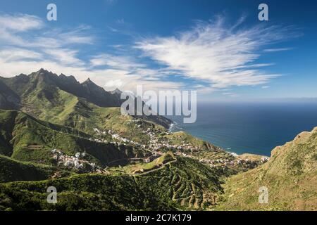 Montagnes de l'Anaga avec vue sur Taganana et l'océan Atlantique, Tenerife, Iles Canaries, Espagne Banque D'Images