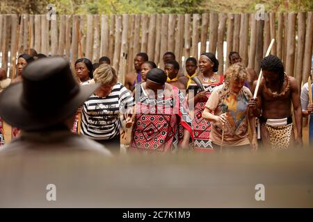 Danseurs traditionnels au spectacle culturel swazi au village swazi Matsamo, Afrique australe, Swaziland, Hohho, Mbabane Banque D'Images