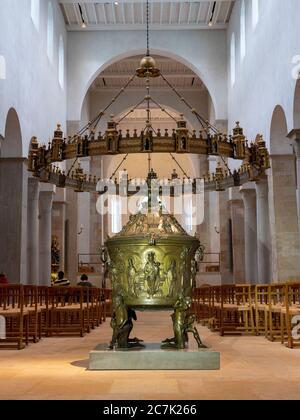 Cathédrale haute de Hildesheim, chandelier de bronze et police baptismale, Hildesheim, patrimoine mondial de l'UNESCO, Basse-Saxe, Allemagne Banque D'Images