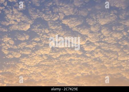 Les nuages gris et blancs ressemblent à de la laine de mouton ou à des vagues. Banque D'Images