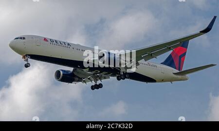 Delta Air Lines Boeing 767 N178DZ sur l'approche finale de l'aéroport de Londres-Heathrow LHR Banque D'Images