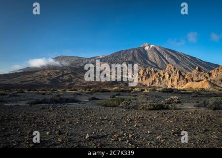 Los Roques de Garcia et Pico del Teide (3718 m) dans la Caldera de las Canadas, Parc national El Teide, patrimoine mondial de l'UNESCO, Tenerife, Îles Canaries, Espagne Banque D'Images