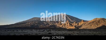 Los Roques de Garcia et Pico del Teide (3718 m) dans la Caldera de las Canadas, Parc national El Teide, patrimoine mondial de l'UNESCO, Tenerife, Îles Canaries, Espagne Banque D'Images