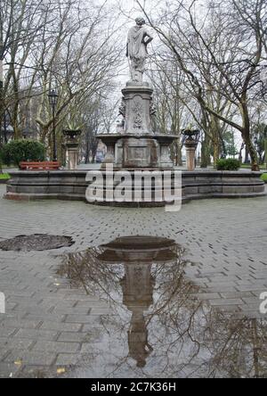 Photo verticale d'une statue qui se reflète dans l'étang d'Avilés, Asturies, Espagne Banque D'Images