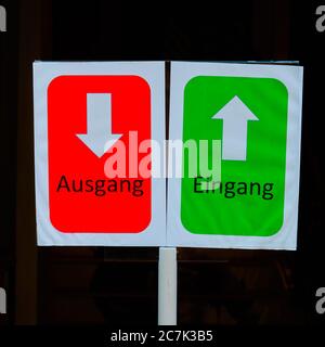 Berlin, Allemagne, mai 6. 2020: Signes indiquant la direction d'entrer et de sortir, de garder la distance en raison du danger d'infection Banque D'Images