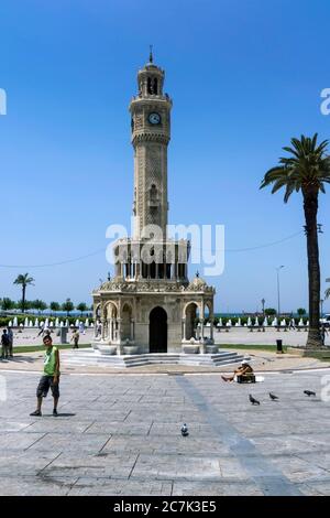 La célèbre Tour de l'horloge située à Konak Meydani (place) dans le quartier de Konak à Izmir en Turquie. Il a été construit en 1901 de conception ottomane. Banque D'Images