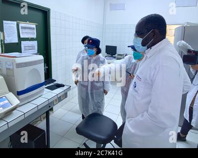 (200718) -- NAIROBI, le 18 juillet 2020 (Xinhua) -- des membres de l'équipe médicale chinoise visitent l'Institut Pasteur d'Abidjan, Côte d'Ivoire, le 5 mai 2020. (Photo de Liang Liang/Xinhua) Banque D'Images