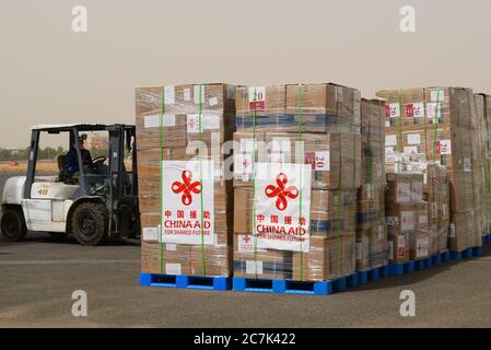 (200718) -- NAIROBI, le 18 juillet 2020 (Xinhua) -- UN travailleur transfère des boîtes de fournitures médicales fournies par le gouvernement chinois à l'aéroport international de Khartoum, Soudan, le 18 juin 2020. (Xinhua/Ma Yichong)