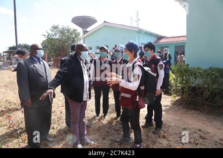 (200718) -- NAIROBI, le 18 juillet 2020 (Xinhua) -- des membres d'une équipe médicale chinoise visitent l'hôpital Mvurwi à Mvurwi, Zimbabwe, le 19 mai 2020. (Xinhua/Zhang Yuliang)