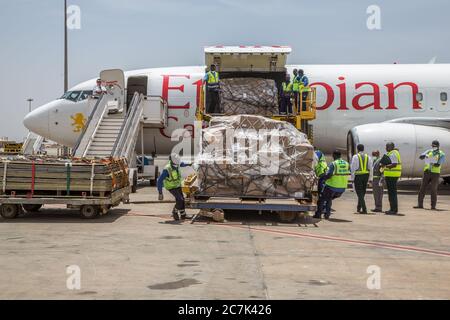 (200718) -- NAIROBI, le 18 juillet 2020 (Xinhua) -- le personnel déchargera les dons de la Fondation Jack Ma et de la Fondation Alibaba à l'aéroport international Blaise Diagne de Dakar, Sénégal, le 28 mars 2020. (Photo de Eddy Peters/Xinhua)