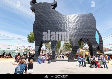 Entrée, El Toro de Osborne, la Feria de Primavera, calèche, El Puerto de Santa Maria, Andalousie, Espagne, Europe Banque D'Images