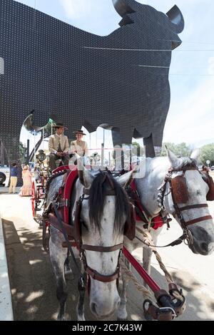 Entrée, El Toro de Osborne, la Feria de Primavera, calèche, El Puerto de Santa Maria, Andalousie, Espagne, Europe Banque D'Images