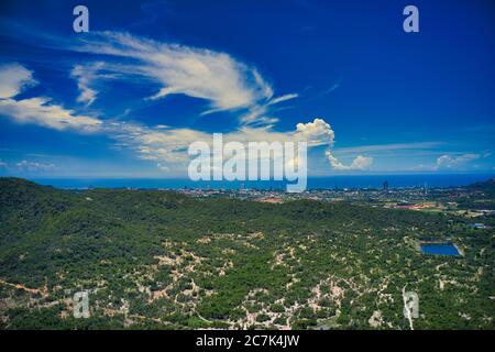 Cette photo unique montre la ville de Hua Hin by la mer en arrière-plan et la nature dense en le premier plan en été Banque D'Images