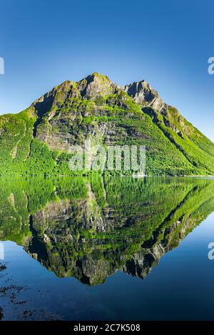 Vue sur le Hjørundfjord en Norvège, Skandianvien Banque D'Images