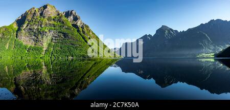 Vue sur le Hjørundfjord en Norvège, Skandianvien Banque D'Images