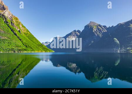 Vue sur le Hjørundfjord en Norvège, Scandinavie Banque D'Images