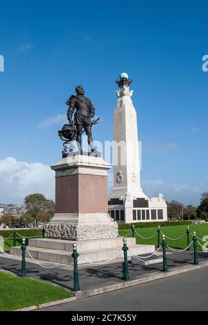 La statue de Sir Francis Drake surplombant Plymouth Hoe à Devon, Royaume-Uni Banque D'Images