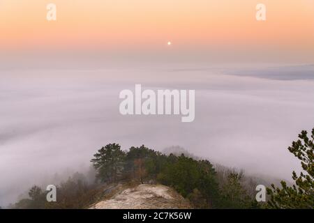 Début de journée et lever de soleil sur Jena dans la brume matinale Banque D'Images