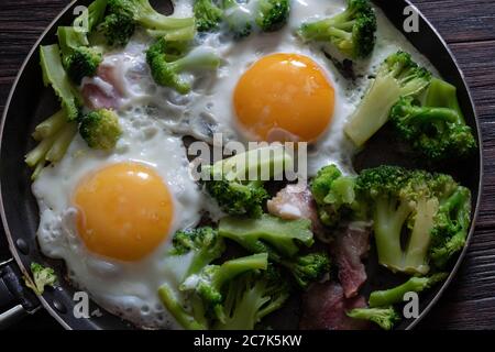 Œufs frits avec brocoli et bacon, vue du dessus Banque D'Images