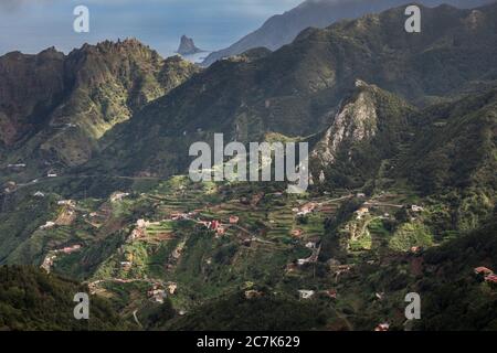 Vue du Mirador Pico del Ingles aux montagnes Anaga avec des maisons éparses, Tenerife, les îles Canaries, Espagne Banque D'Images