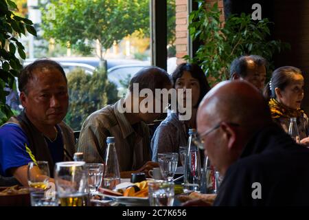 TBILISSI, GÉORGIE - 14 JUILLET 2019 : les touristes asiatiques qui mangent, s'assoir et parlent dans la restauration de Tbilissi. Plats traditionnels et cuisine nationale sur la ta Banque D'Images